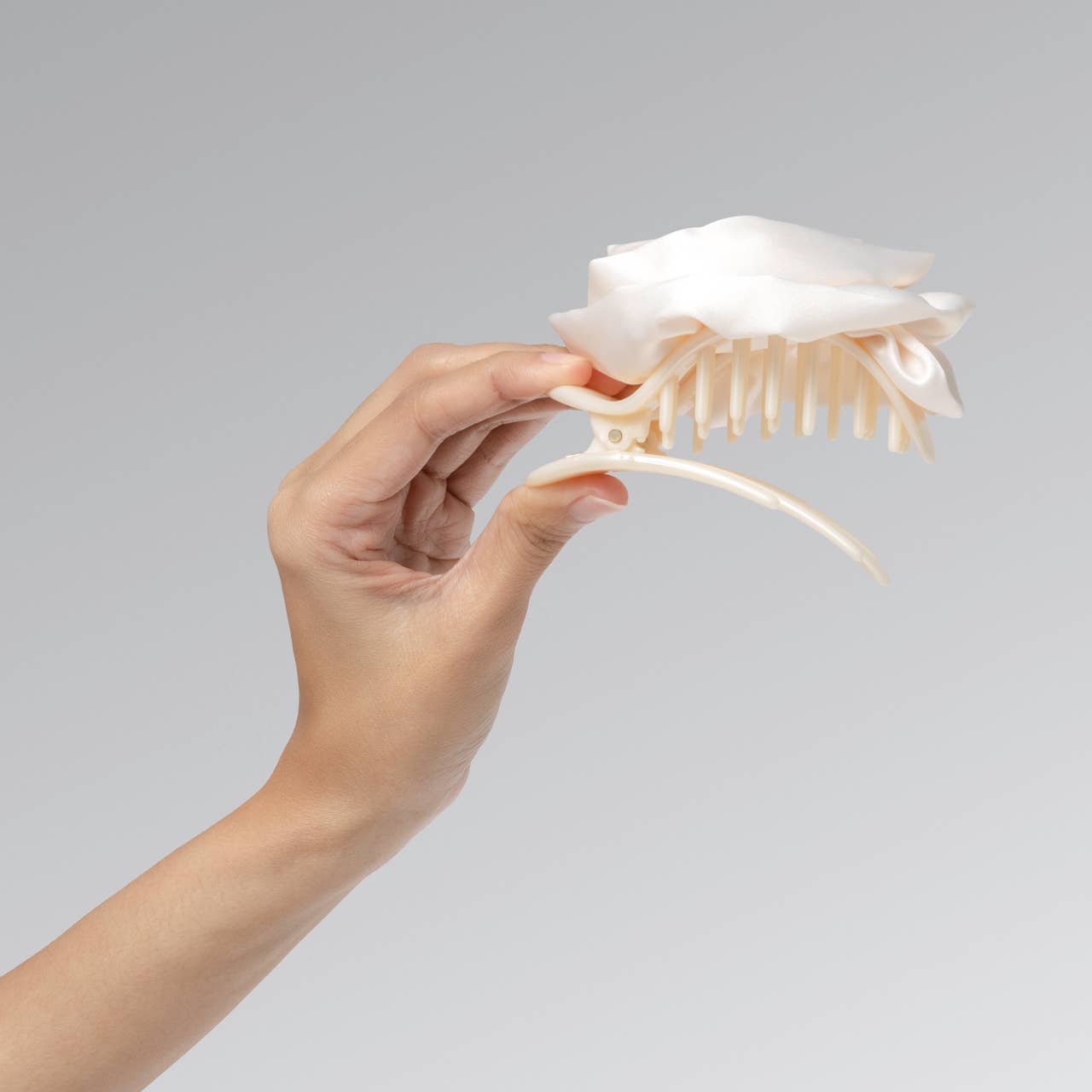 KITSCH - Satin Rosette Medium Flat Cloud Clip - Cream